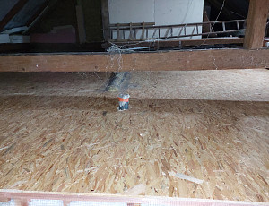 Zateplení stropu rodinného domu pomocí foukané izolace